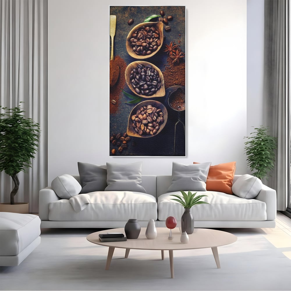 Tablou canvas cu tablou cu boabe de cafea in linguri de lemn, in rama de aluminiu argintiu, pe perete intr-un living